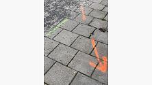 På trottoaren markeras där grävningen kommer att ske